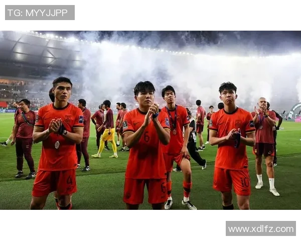 足球明星替补赛前热身展现默契配合与拼搏精神引发球迷热议